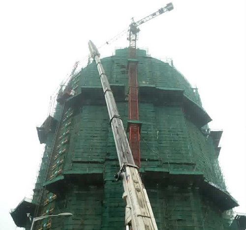 顺河吊车在工地上作业